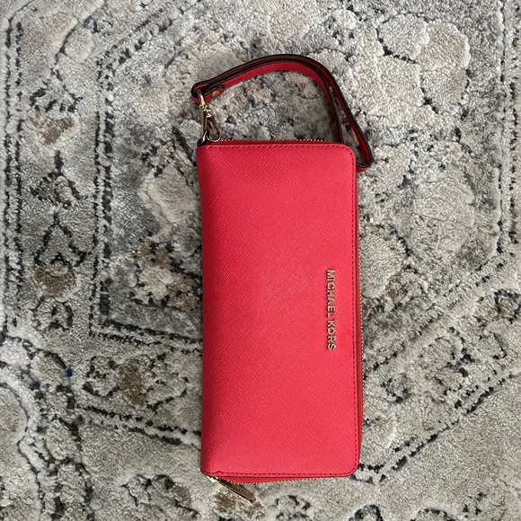 MICHAEL Michael Kors Handbags - Micheal Kors wristlet.